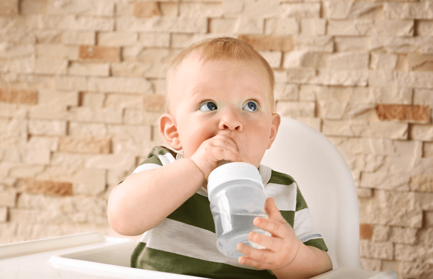 Jaką wodę należy podawać niemowlakom? Woda dla niemowląt